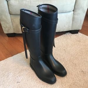 Burberry black rubber riding rain boots